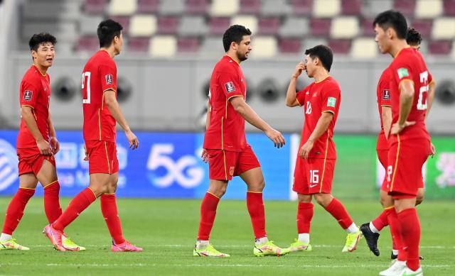 新华社辟谣国足房费8000一晚：输球时连呼吸都是错