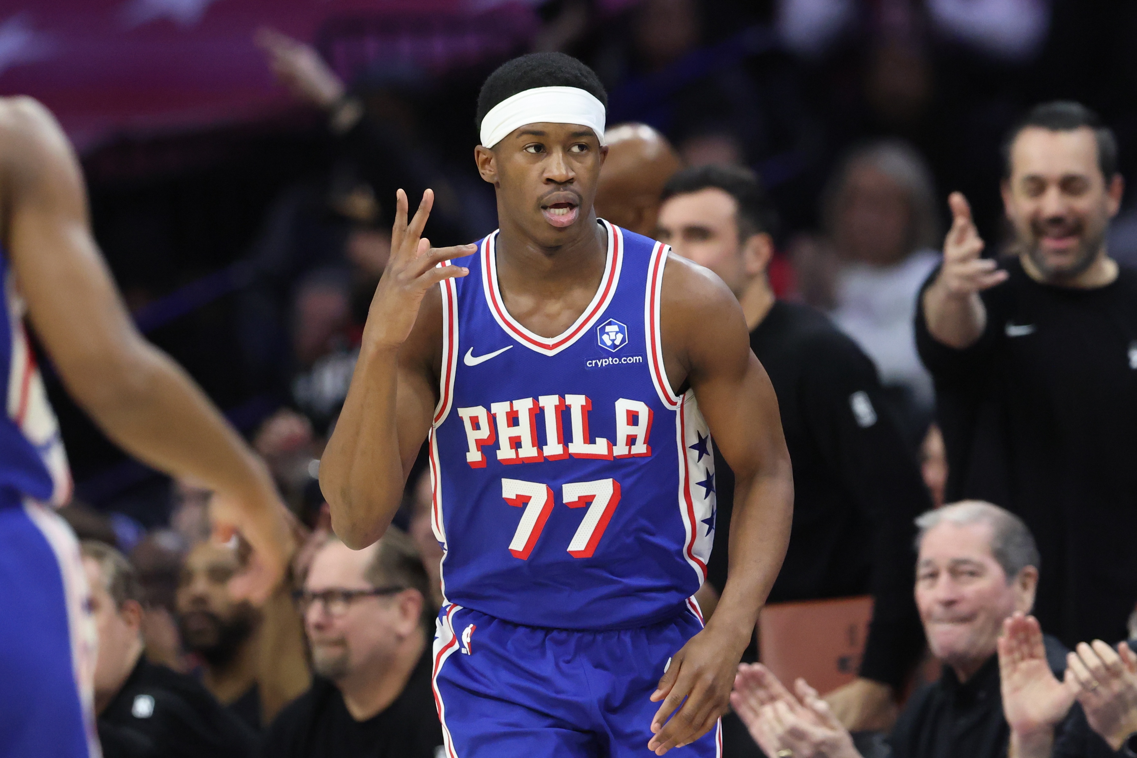 B体育官方首页-豪气胆边生！埃奇库姆关键中投&amp;砍18分12板2帽 篮板生涯新高