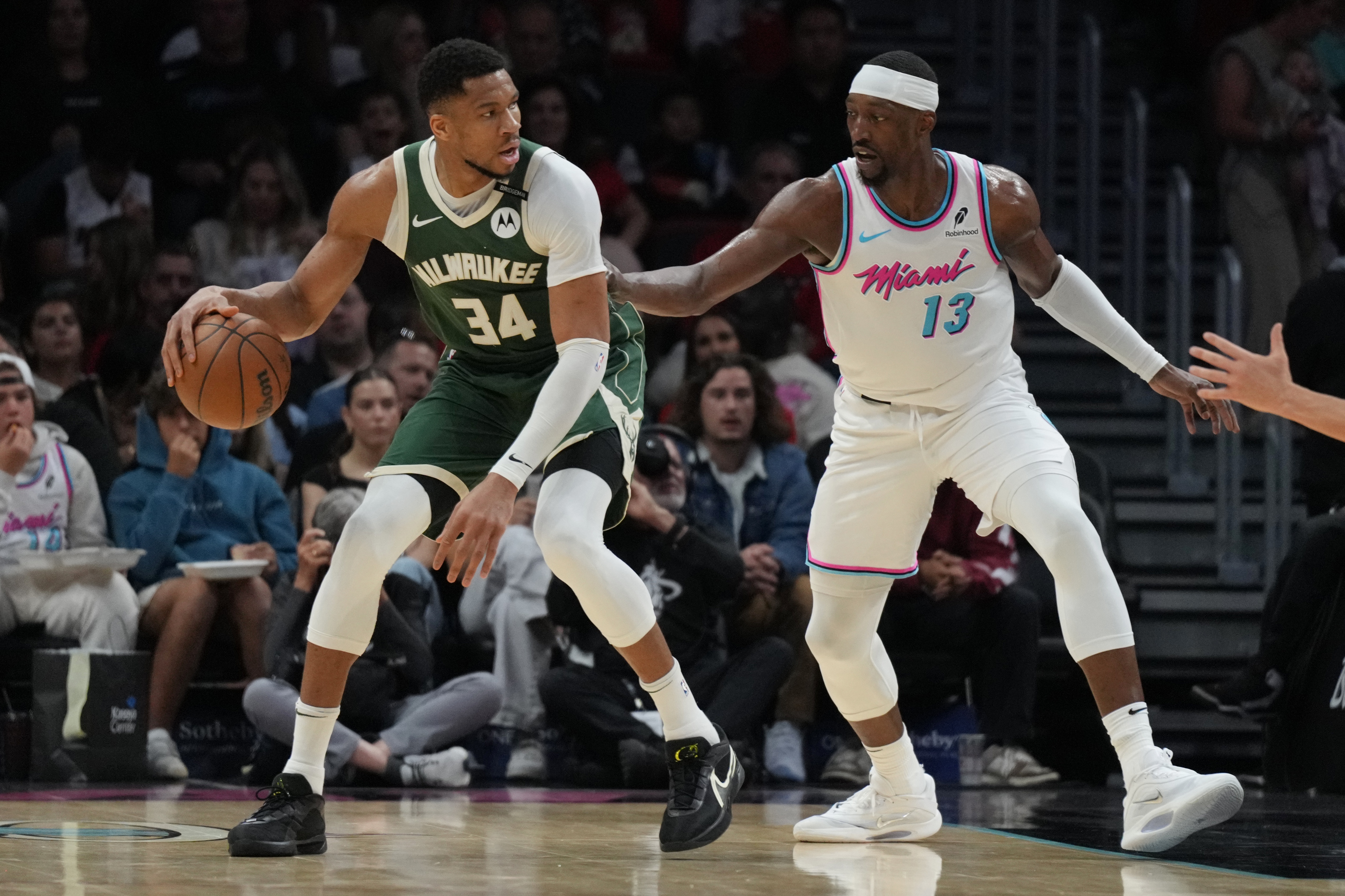 B体育赛事资讯-字母：阿德巴约是最顶级的攻防一体球员 我每次对阵他都充满动力